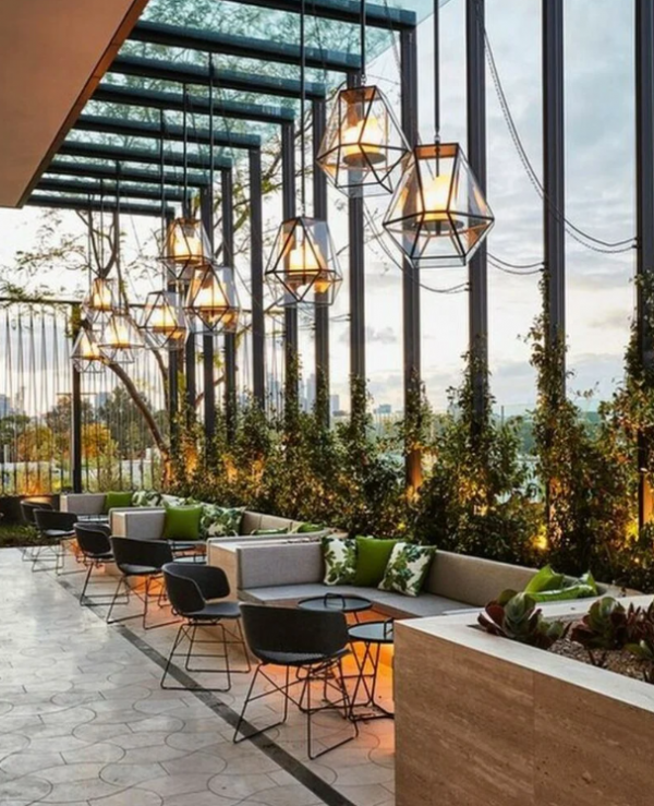 Pemakaian kaca besar untuk memberikan nuansa terbuka